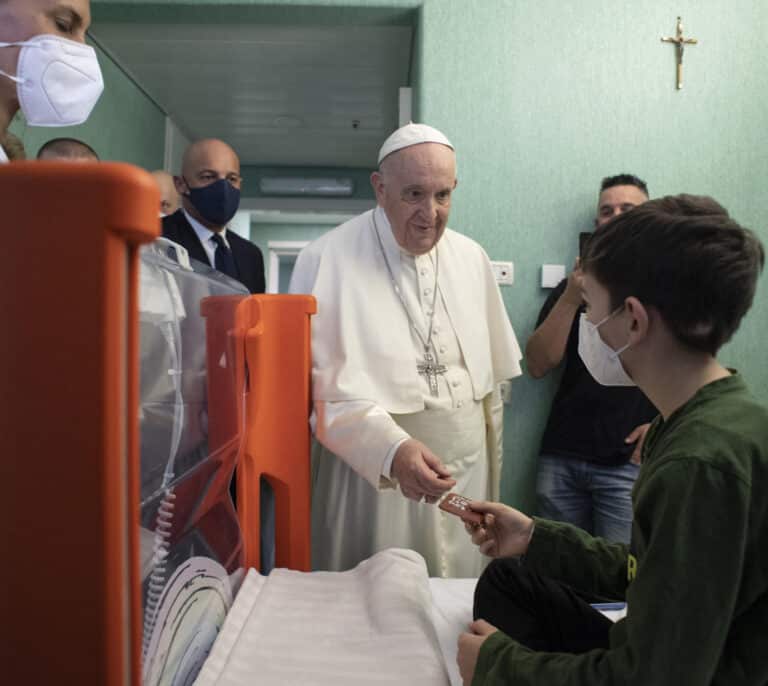 El Papa visita a 19 niños ucranianos ingresados en el Hospital del Vaticano