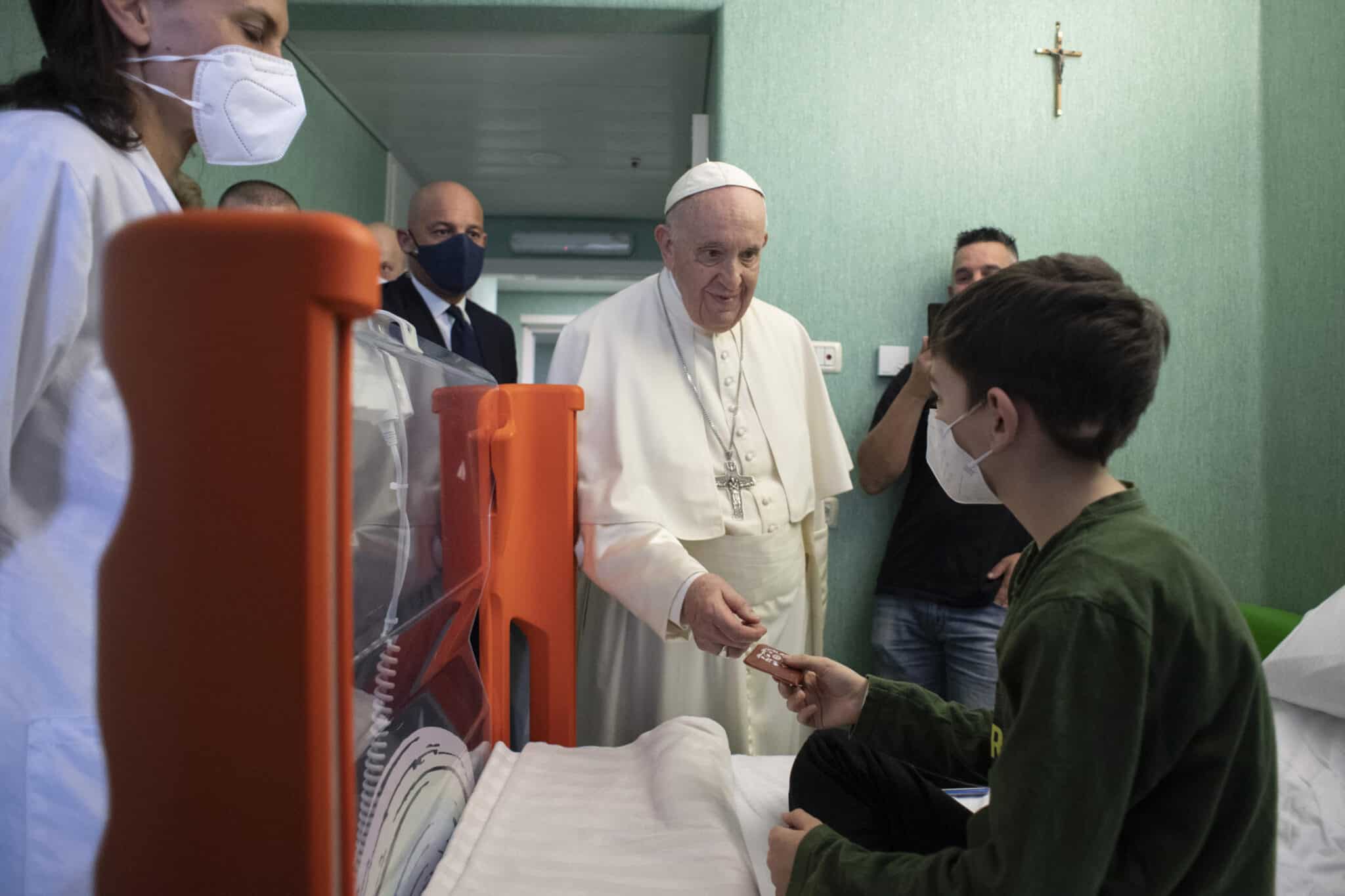 El Papa visita a 19 niños ucranianos ingresados en el Hospital del Vaticano