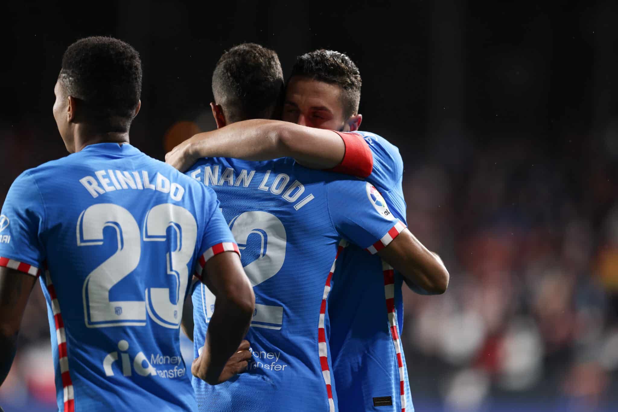 Koke, Renan Lodi y Reinildo celebran un gol del Atlético de Madrid en Vallecas