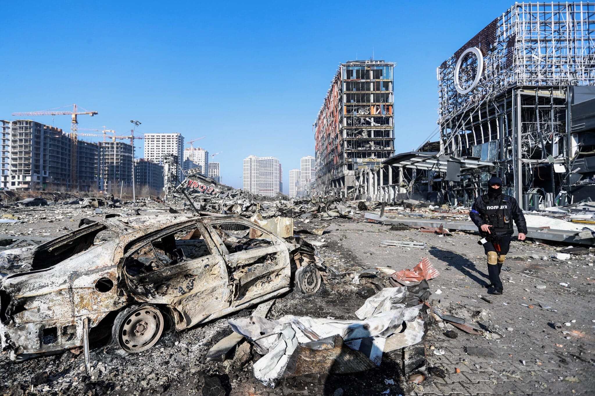 El área bombardeada tras el ataque al centro comercial de Kiev.