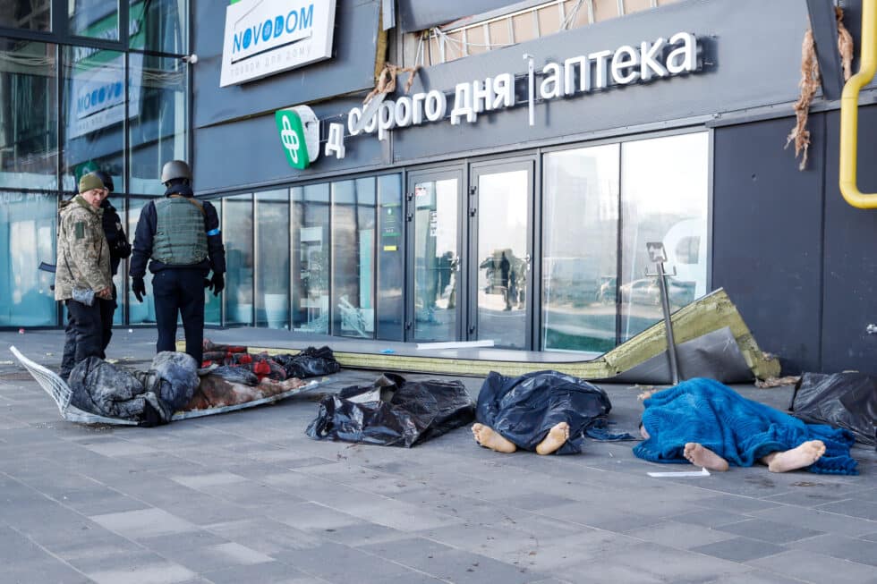 Víctimas mortales tras el ataque a un centro comercial en Kiev.