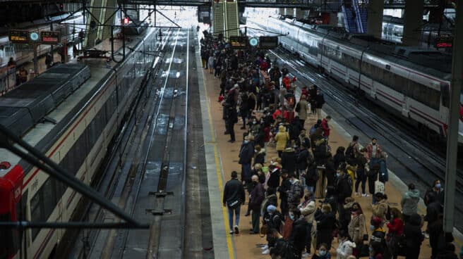 Viajeros en la estación de Atocha.