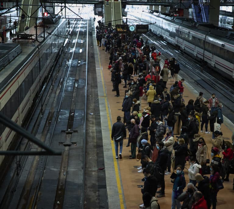 Adif y Renfe aún no saben cuándo se solucionará la avería que afecta a los Cercanías de Madrid