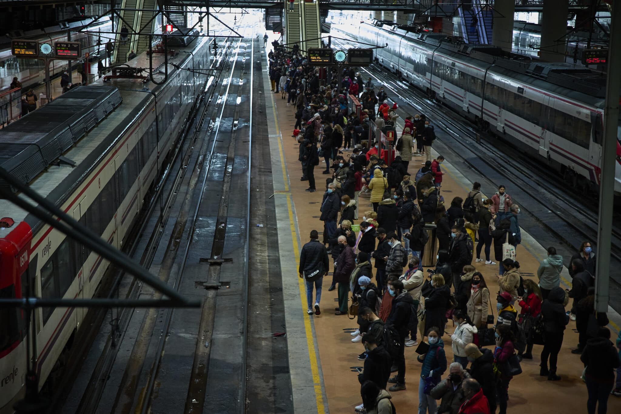 Viajeros en la estación de Atocha.