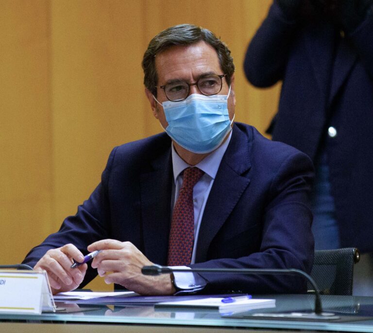 CEOE critica la "inacción" política y alerta de los problemas de suministro