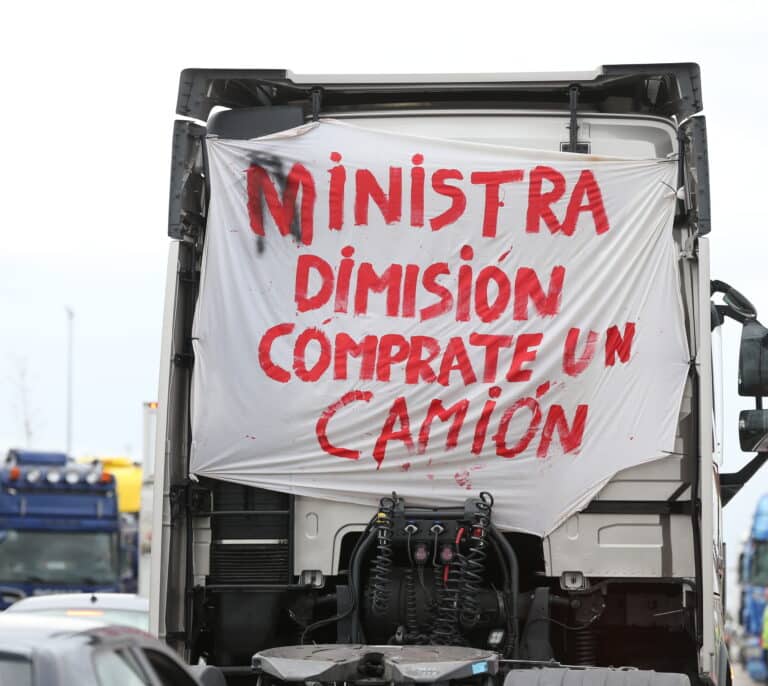 El paro de los transportistas deja sin suministros a mercados y fábricas