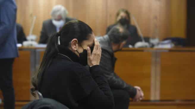 Isabel Pantoja, llorando en el banquillo de los acusados de en el Juzgado de Málaga.
