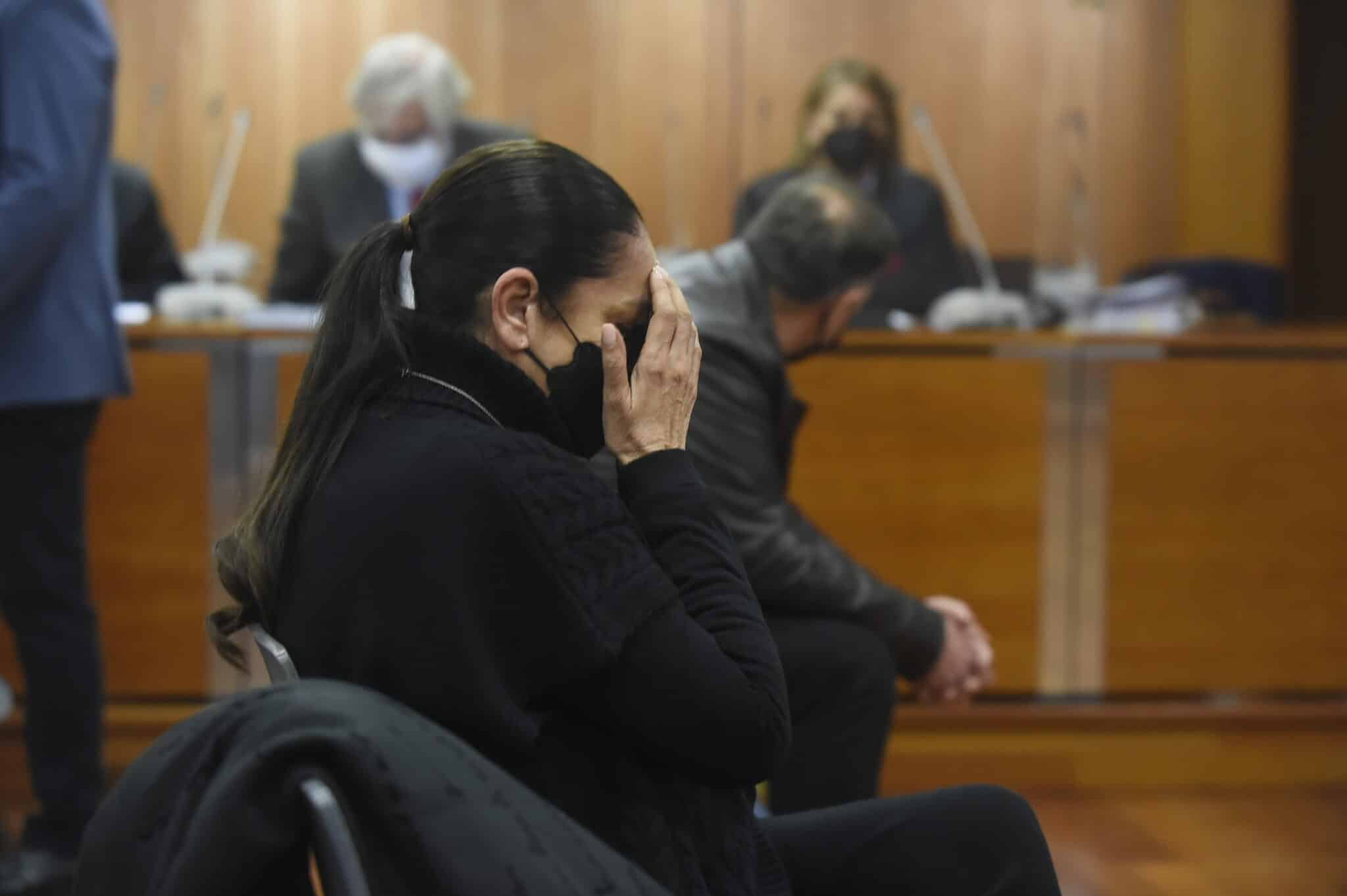 Isabel Pantoja, llorando en el banquillo de los acusados de en el Juzgado de Málaga.