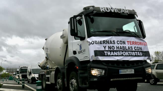 Marcha de transportistas en la M-40 de Madrid.