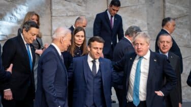 Los líderes de la OTAN pactan equipar a Ucrania contra ataques químicos y activan las defensas aliadas