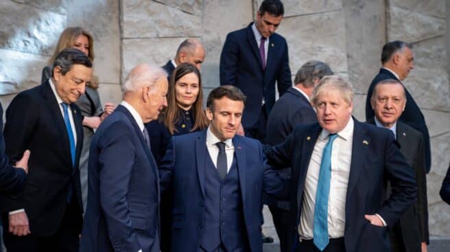 El presidente estadounidense, Joe Biden, el presidente francés, Emmanuel Macron, y el primer ministro del Reino Unido, Boris Johnson, llegan para una foto familiar a la sede de la OTAN