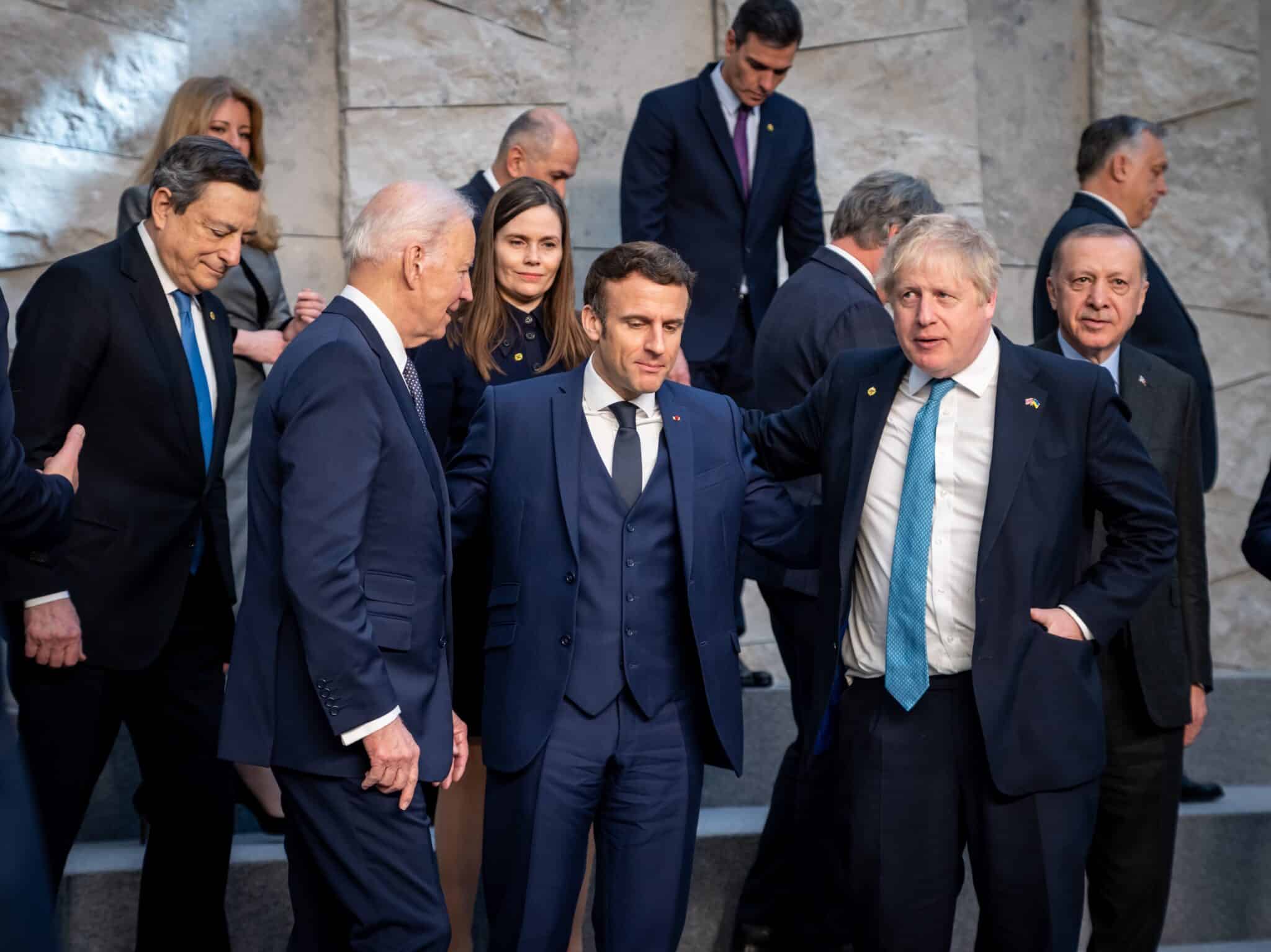 El presidente estadounidense, Joe Biden, el presidente francés, Emmanuel Macron, y el primer ministro del Reino Unido, Boris Johnson, llegan para una foto familiar a la sede de la OTAN