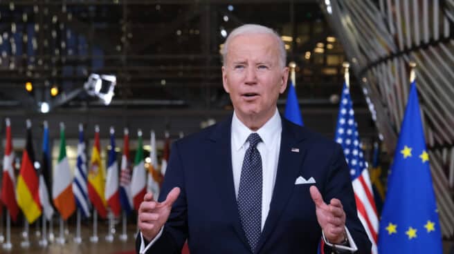 El presidente de los Estados Unidos, Joe Biden, habla con los medios de comunicación a su llegada para asistir a la cumbre del Consejo de la Unión Europea en el edificio Europa.