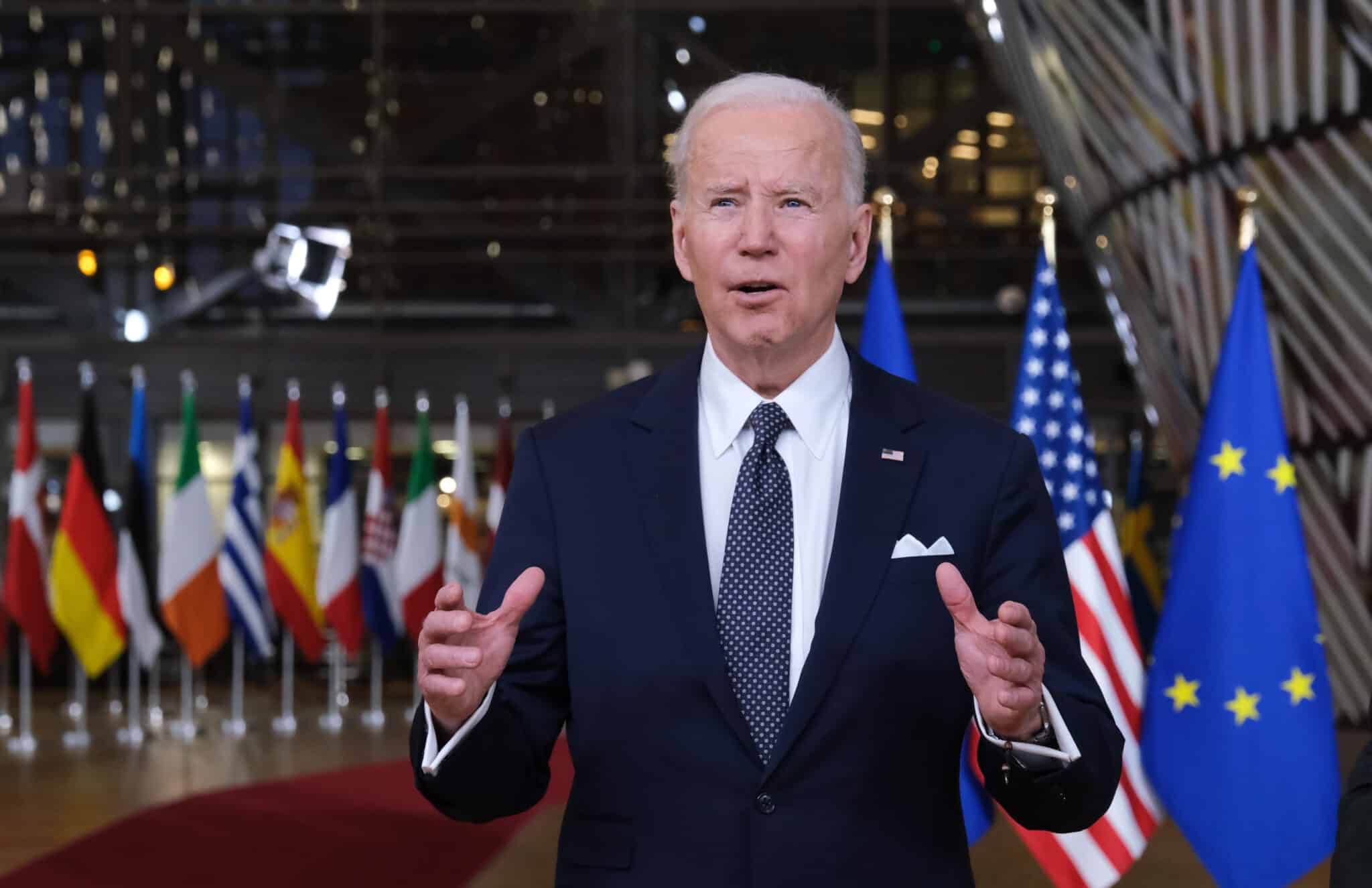 El presidente de los Estados Unidos, Joe Biden, habla con los medios de comunicación a su llegada para asistir a la cumbre del Consejo de la Unión Europea en el edificio Europa.