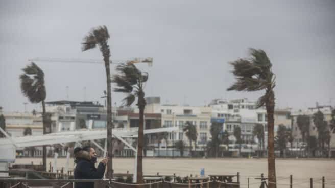 Mal tiempo, con viento, lluvias y tormenta en la playa de la Malvarrosa en Valencia, España.