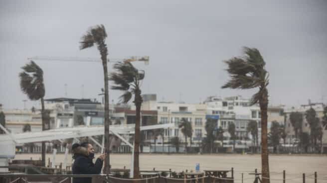 Temporal de viento y lluvia Mal tiempo, con viento, lluvias y tormenta en la playa de la Malvarrosa en Valencia, España.