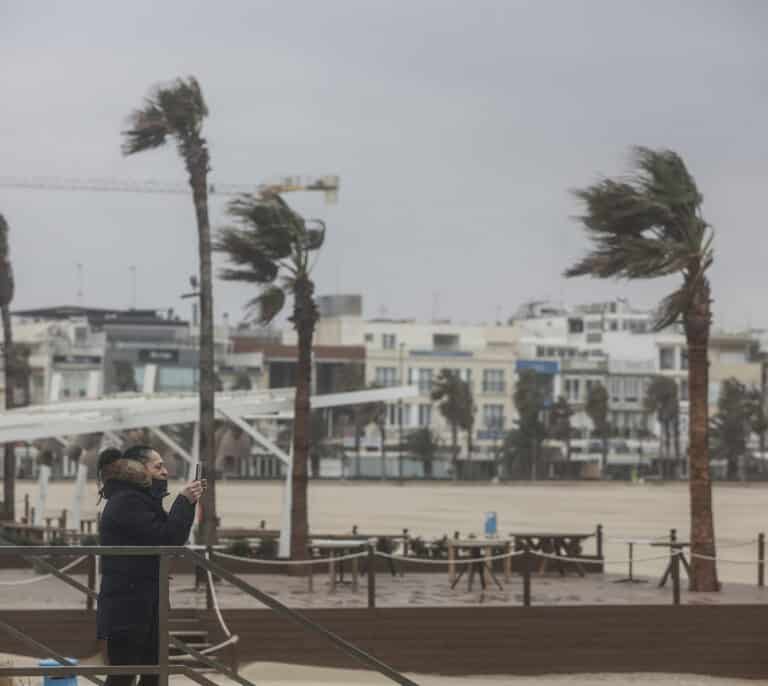 Cielos nubosos y máximas en descenso en el interior peninsular