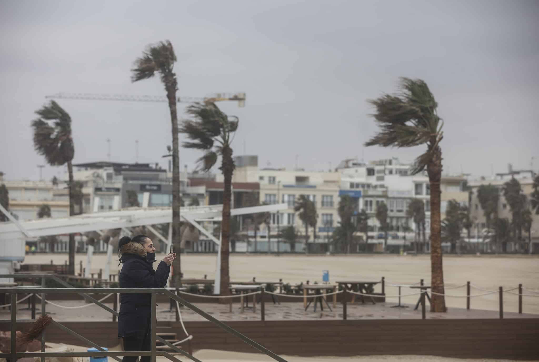 Mal tiempo, con viento, lluvias y tormenta en la playa de la Malvarrosa en Valencia, España.