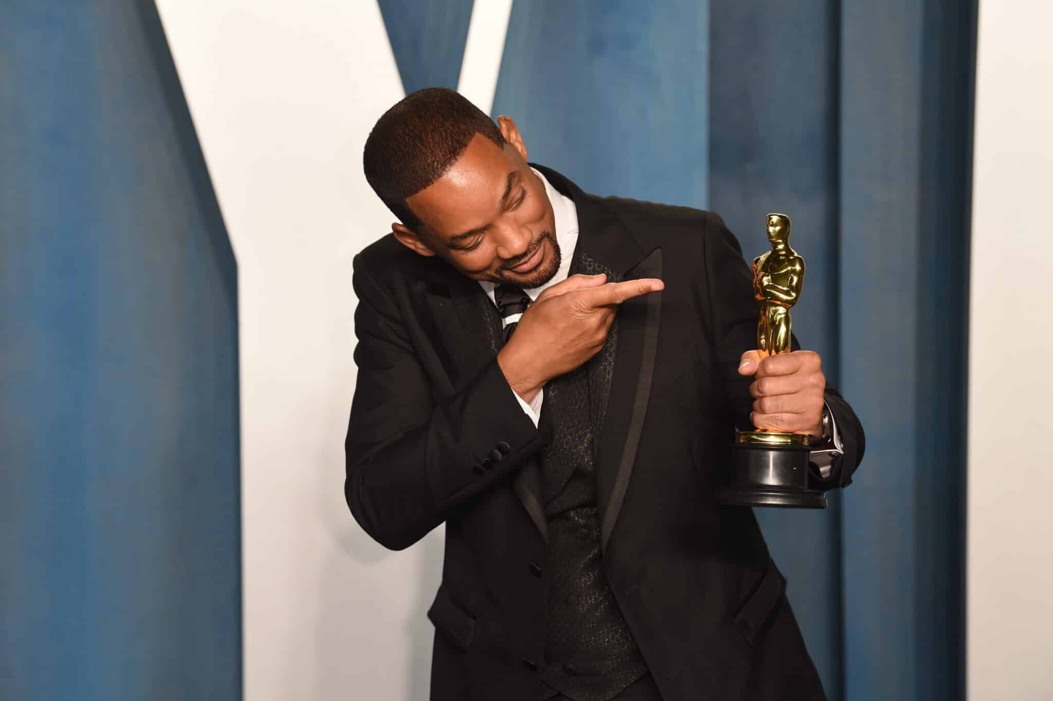 El actor estadounidense Will Smith posa con su premio Oscar al mejor actor en la fiesta Oscar de la Feria de Vanity de 2022