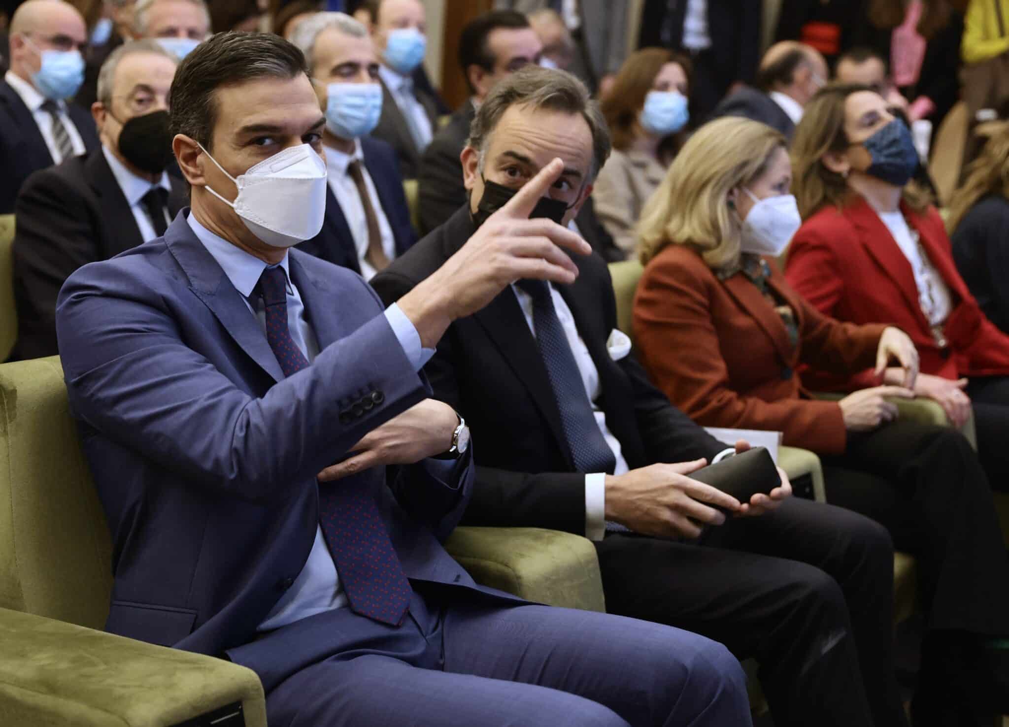 El presidente del Gobierno, Pedro Sánchez, sentado al lado del presidente de McKinsey Iberia, Alejandro Beltrán, en el Auditorio ‘El Beatriz Madrid' durante el segundo encuentro del foro 'Generación de Oportunidades', a 28 de marzo de 2022