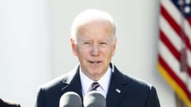 Biden libera una cantidad récord de petróleo para frenar la subida de precios
