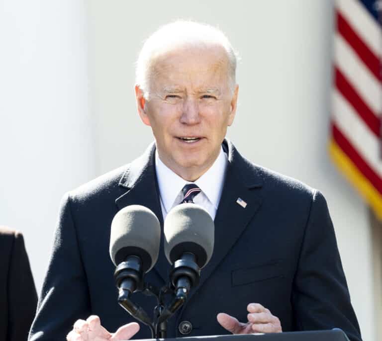 Biden libera una cantidad récord de petróleo para frenar la subida de precios