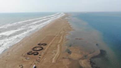 Centenares de manifestantes forman un 'SOS' gigante en Delta del Ebro para pedir su protección