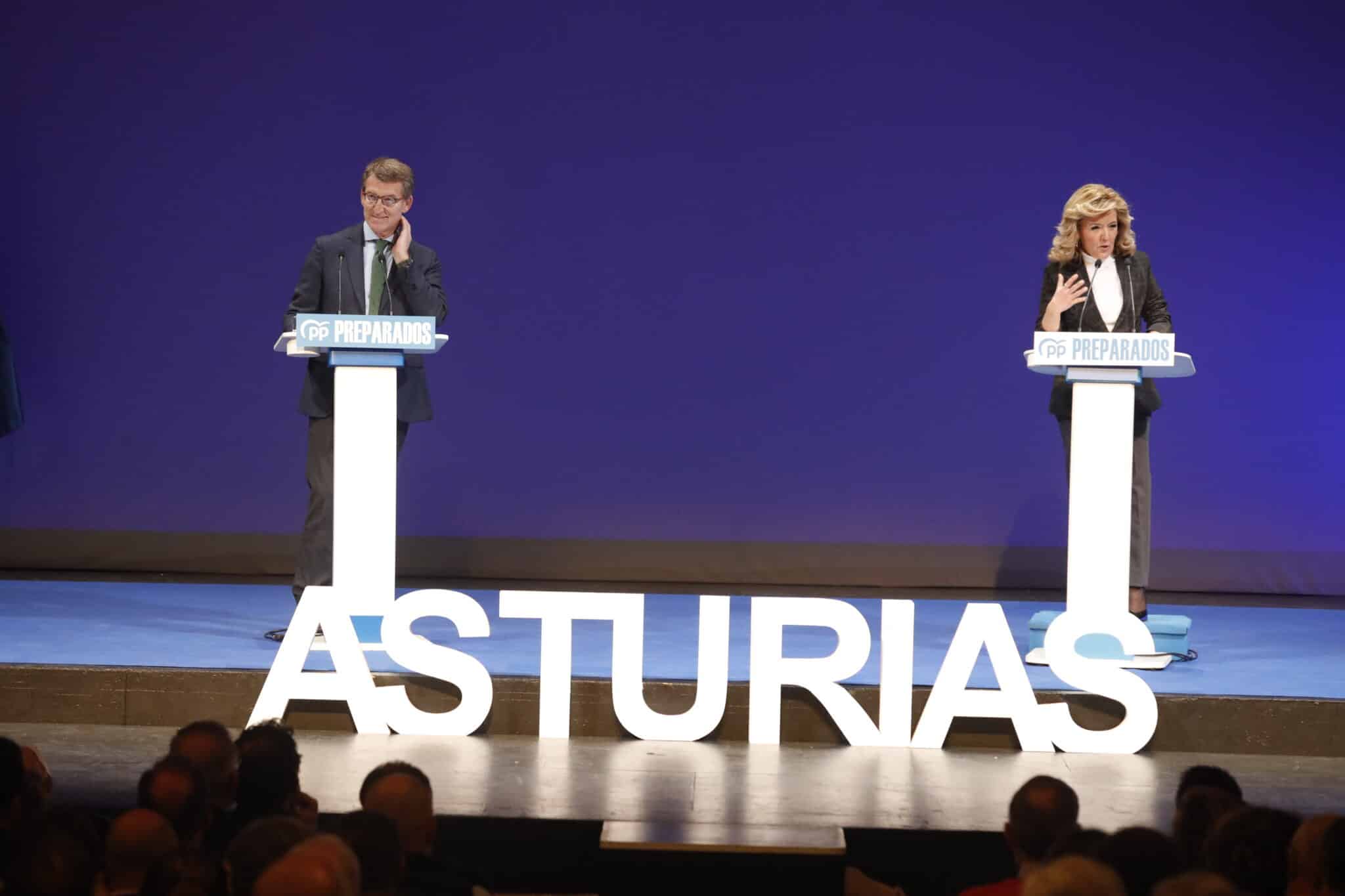 El presidente de la Xunta y candidato a liderar el PP, Alberto Núñez Feijóo, y la presidenta del PP de Asturias, Teresa Mallada.