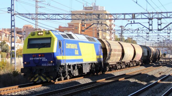 Imagen de una locomotora de Continental Rail con un tren de mercancías. Imagen de una locomotora de Continental Rail con un tren de mercancías.