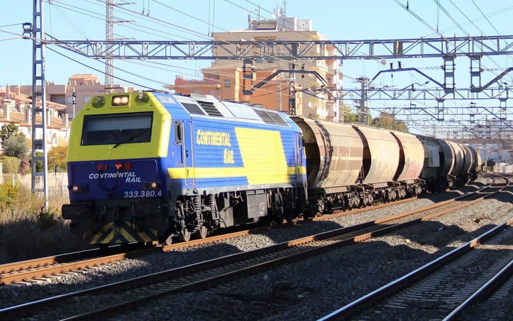 Imagen de una locomotora de Continental Rail con un tren de mercancías.