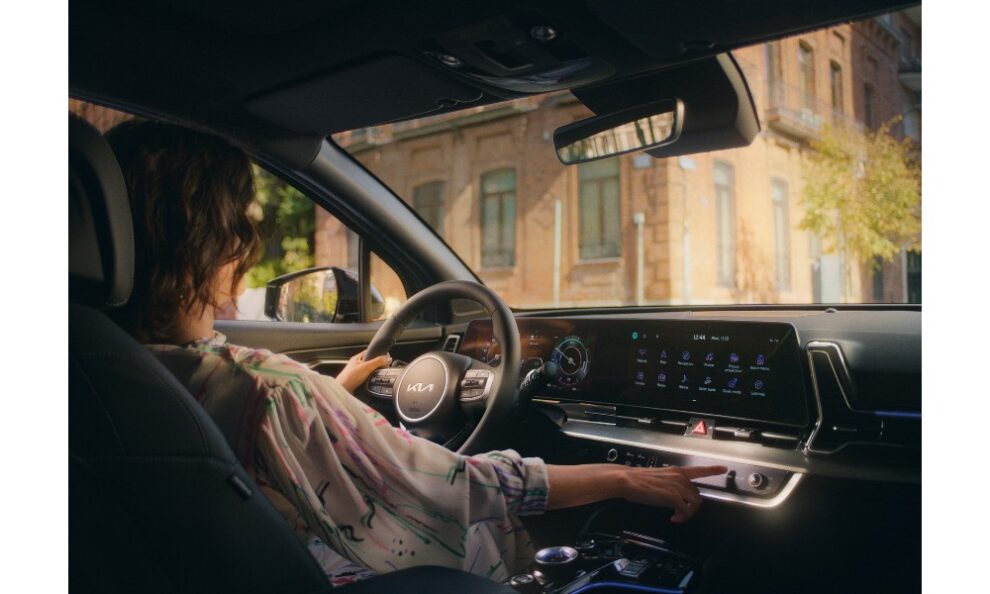 Kia Sportage interior, una mujer sentada conduciendo