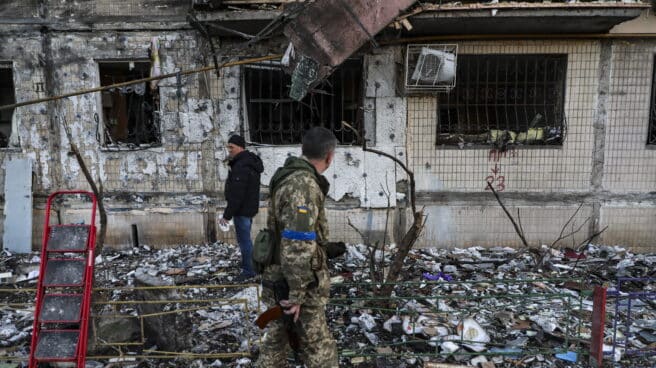 Bombardeo en Kiev Un soldado pasa por delante de un edificio dañado por el bombardeo en Kiev