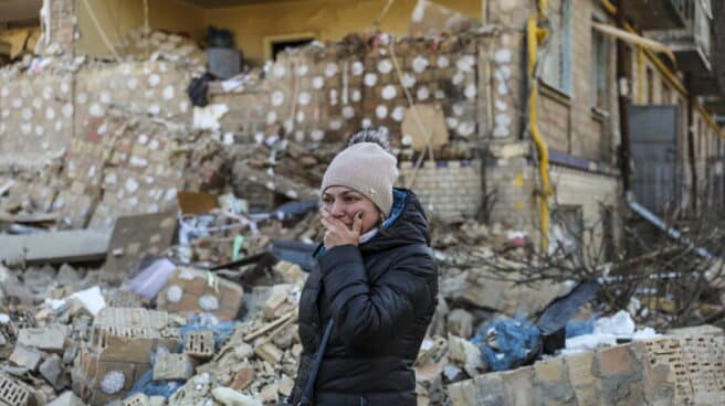 Una mujer llora al contemplar los daños en el edificio donde vivía en Kiev