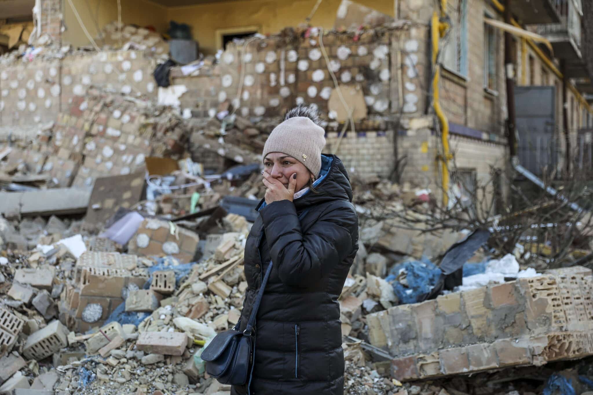 Una mujer llora al contemplar los daños en el edificio donde vivía en Kiev