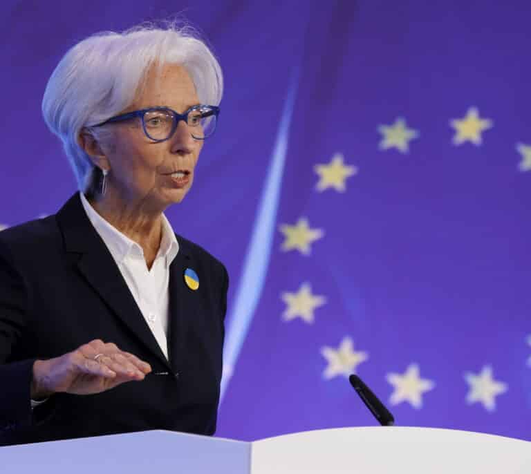 Lagarde avisa de un aumento de cambio de rublos a criptoactivos tras la guerra
