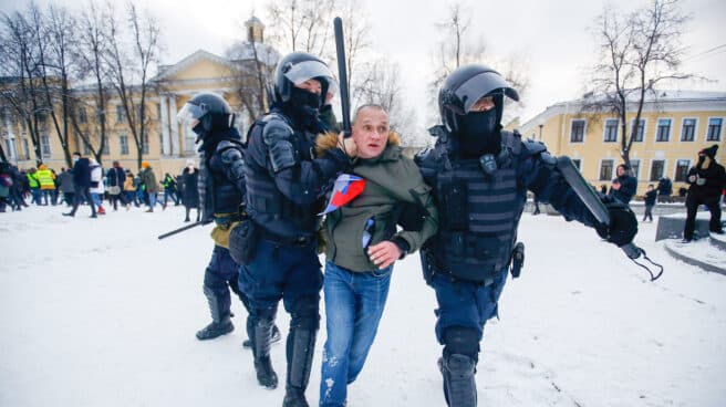 La policía de Rusia detiene a un ciudadano en una protesta contra Putin