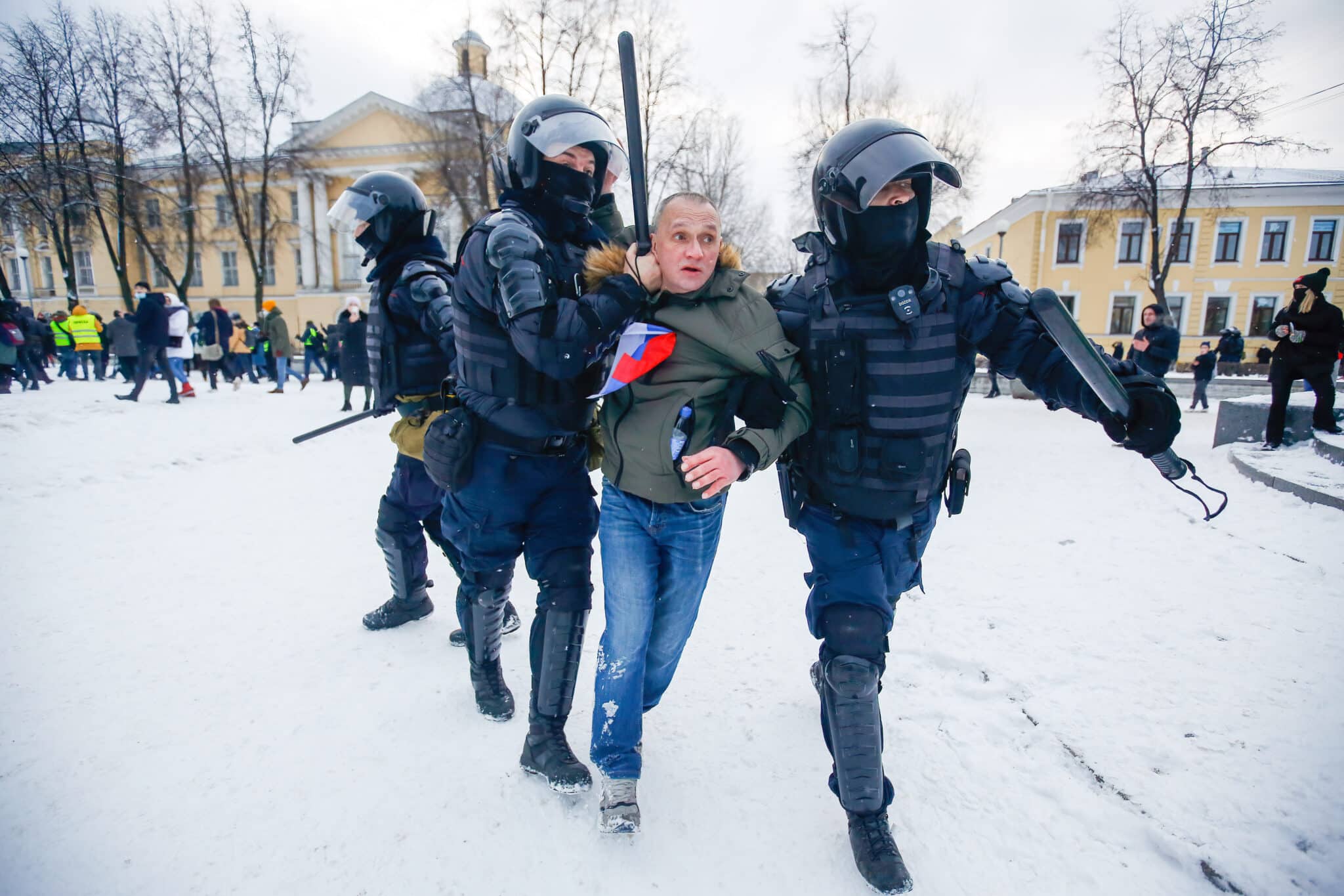 La policía de Rusia detiene a un ciudadano en una protesta contra Putin