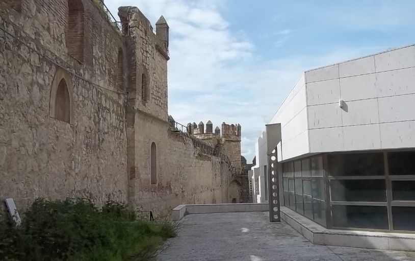 Edificio construido en el interior del Castillo de Maqueda con vistas a la ubicación del Museo de la Guardia Civil.