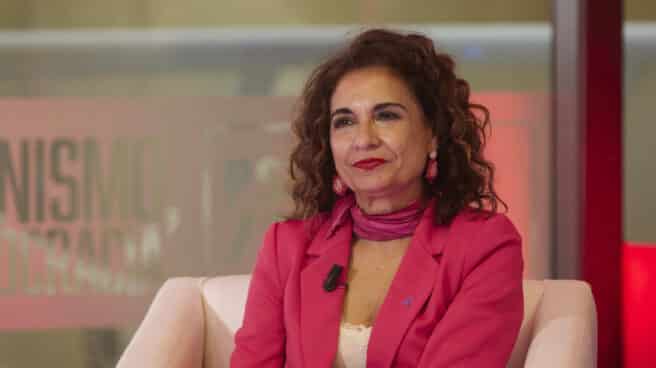 Los expertos advierten al Gobierno de que rebajar el IVA de la gasolina será "una gota en el oceano" La ministra de Hacienda, María Jesús Montero