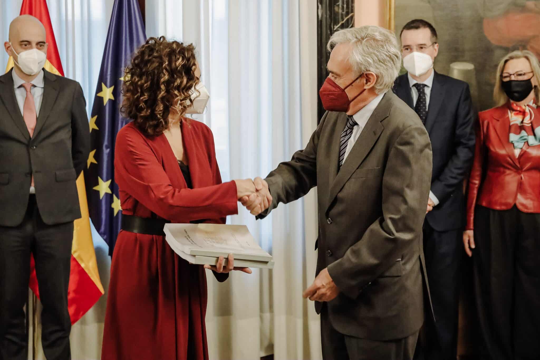 La ministra de Hacienda, María Jesús Montero, recibe el Libro Blanco del comité de expertos para la reforma fiscal de la mano del presidente del Comité de Expertos, Jesús Ruiz-Huerta.
