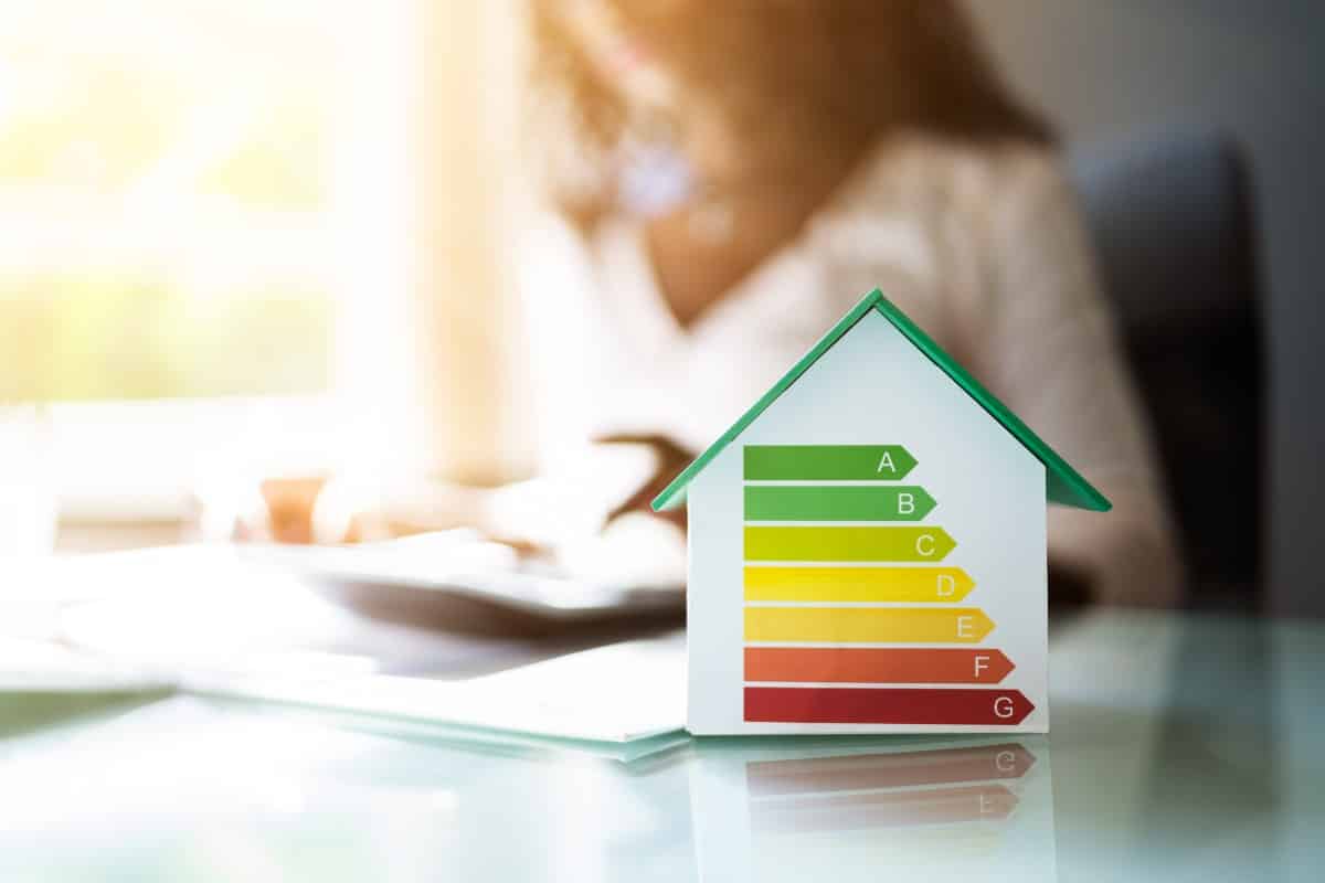 Forma de una cosa con las etiquetas de eficiencia energética en su interior