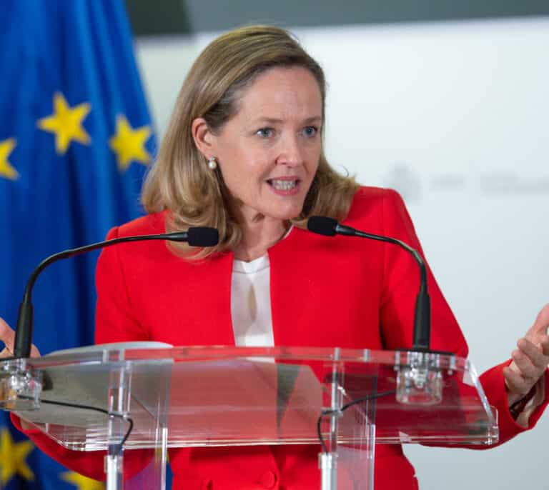 El Gobierno planea que las petroleras financien parte de la bajada de los carburantes