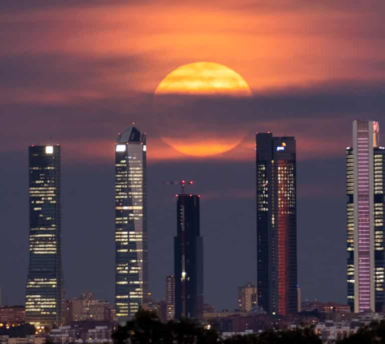 'Titánides': diez años fotografiando el skilyne que preside la Castellana