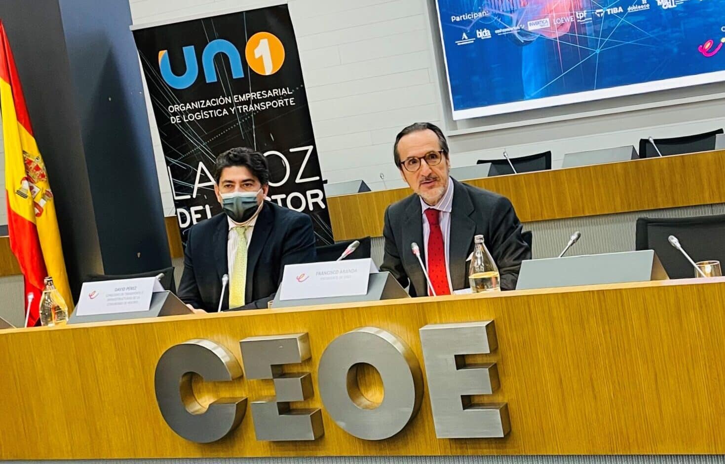 El Presidente de UNO, Francisco Aranda (Dcha.), y el consejero de Transportes e Infraestructuras de la Comunidad de Madrid, David Pérez.