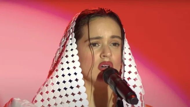Rosalía cantando en su actuación en el Saturday Night Live de Nueva York
