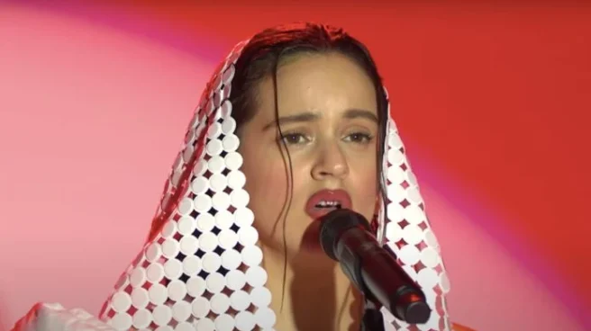 Rosalía cantando Rosalía cantando en su actuación en el Saturday Night Live de Nueva York