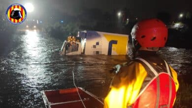 Así rescatan los bomberos a dos personas arrastradas en su coche por las inundaciones