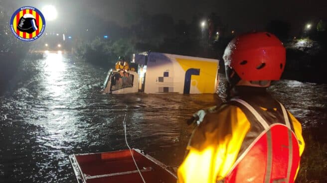 Así rescatan los bomberos a dos personas arrastradas en su coche por las inundaciones Rescate de los bomberos de Valencia por el temporal.