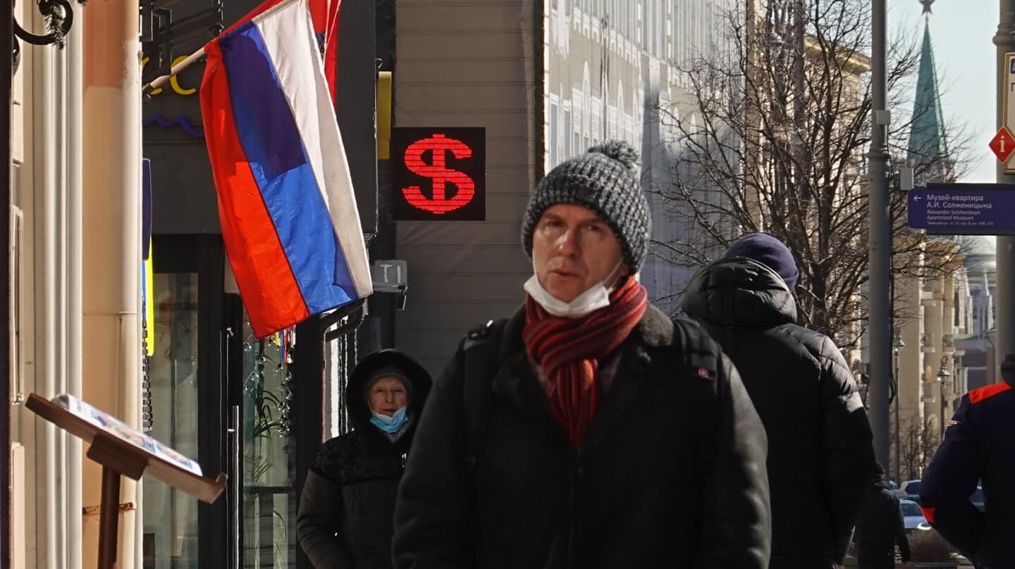 Moscovitas pasan delante de una oficina de cambio en la capital