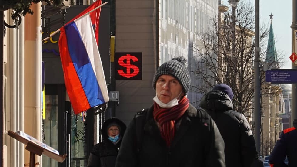 Moscovitas pasan delante de una oficina de cambio en la capital